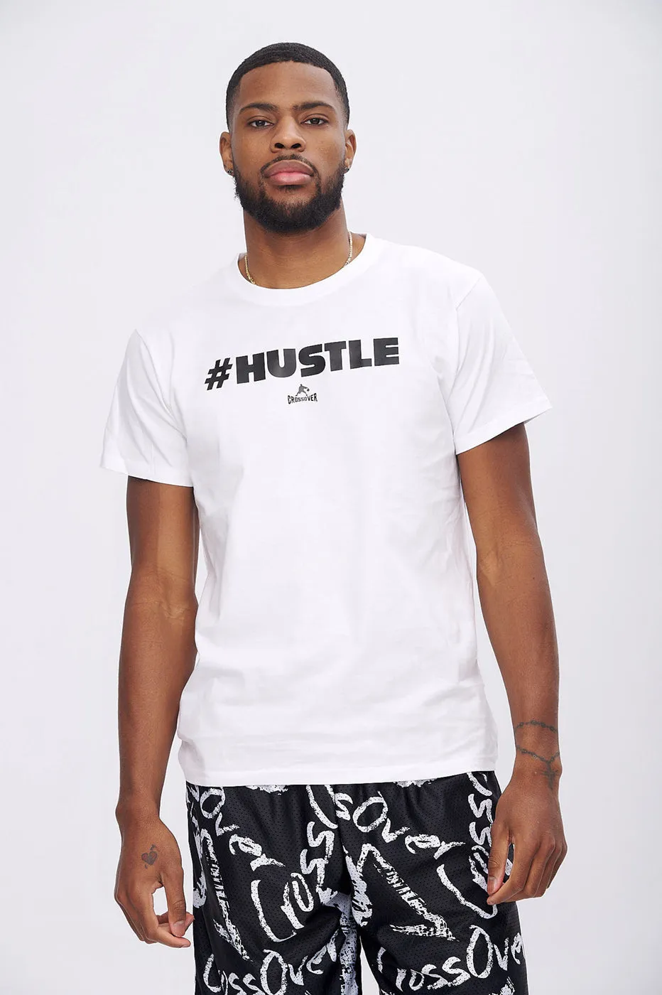 Hustle, Tee